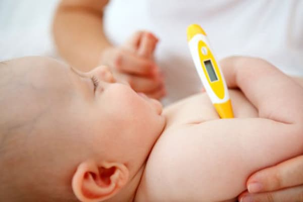 Trẻ sơ sinh 1 tháng tuổi sốt 37.5 độ có sao không?