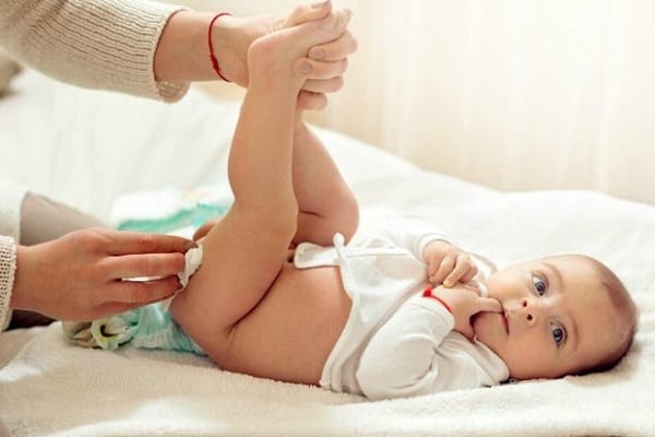Trẻ sơ sinh đi ngoài són nhiều lần trong ngày có sao không?