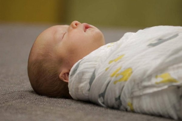 Trẻ sơ sinh thở như thế nào là bình thường?